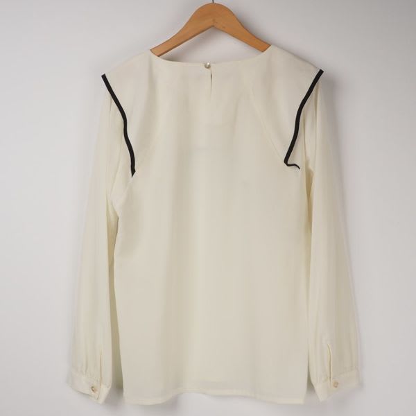 パイピング使いフリルブラウス