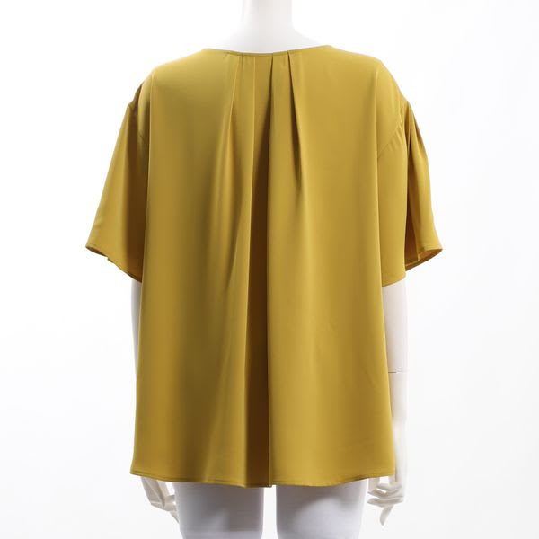 バックタックデザインVネックブラウス