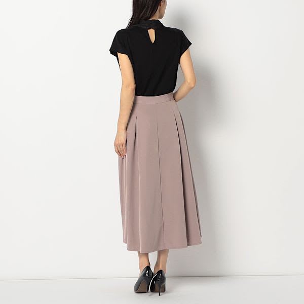 タック入りフレアスカート