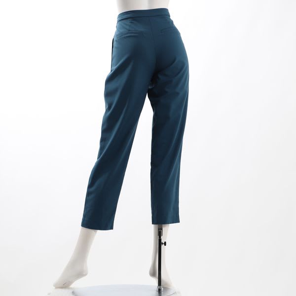 デザイン性のあるフロントウエストタック入りパンツ