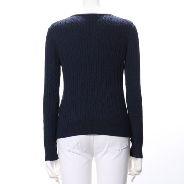 フロントボタン細ケーブル編みラウンドネックニット