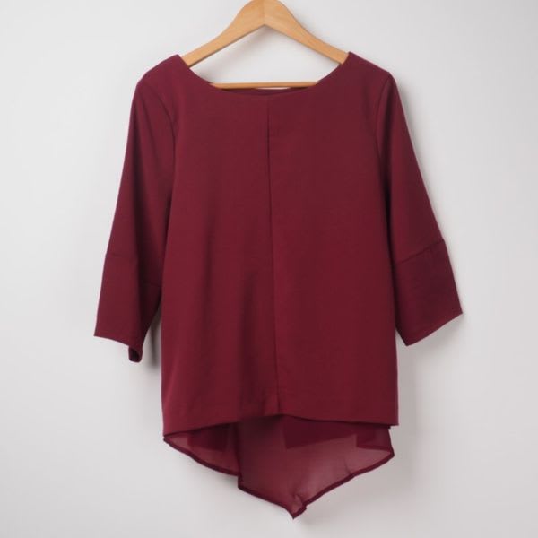 バックデザインボートネックブラウス