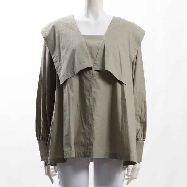 インパクトある襟元セーラーカラーブラウス