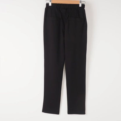 スッキリとしたイージーテーパードパンツ