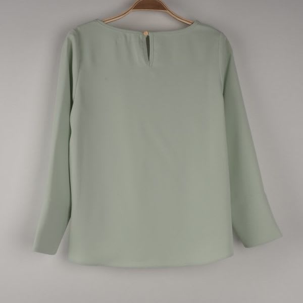 プレート付きダブルクロスブラウス