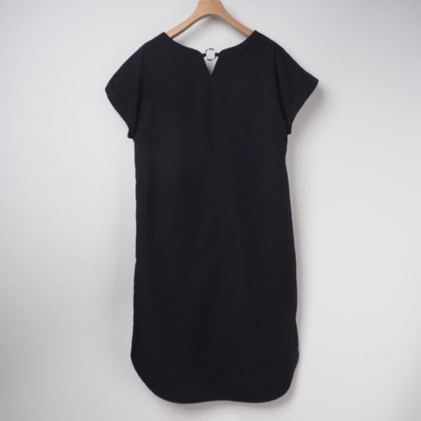 バックデザインストレートワンピース