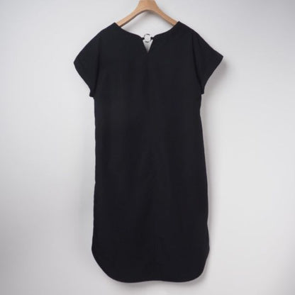 バックデザインストレートワンピース