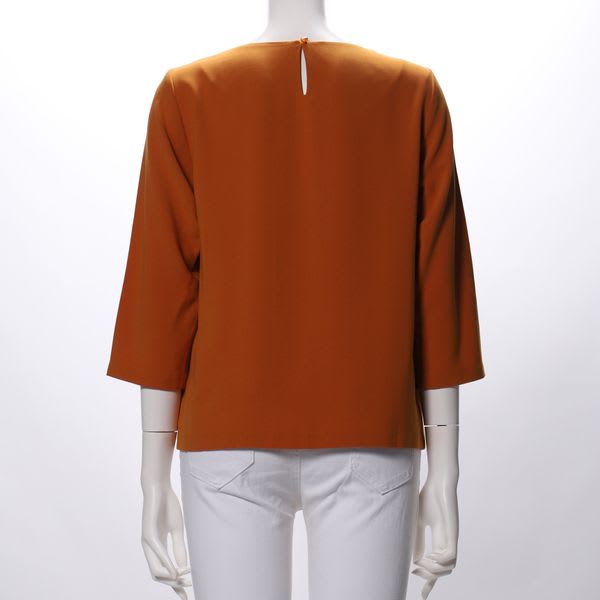 シンプルラウンドネックブラウス