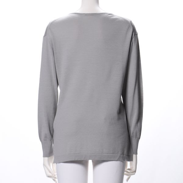 バックテールデザインのVネックニット