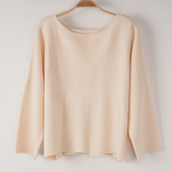 デコルテラインギャザーニット