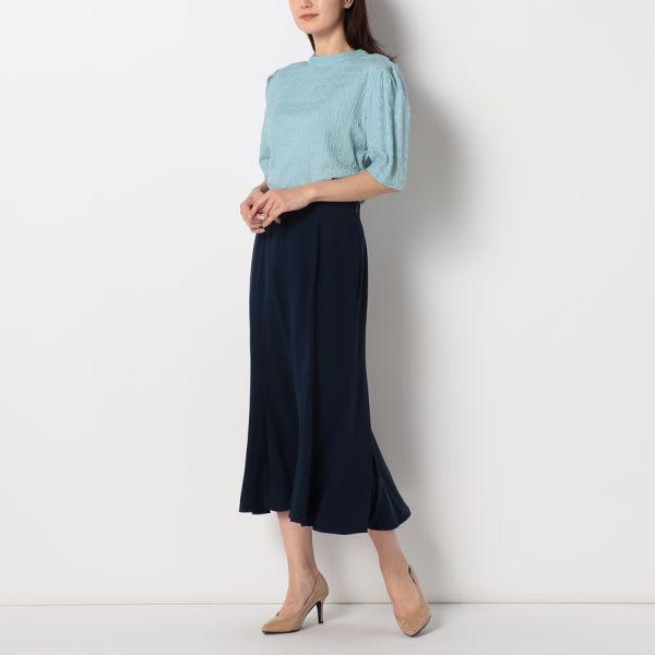 特徴のある表面感のパフスリーブブラウス