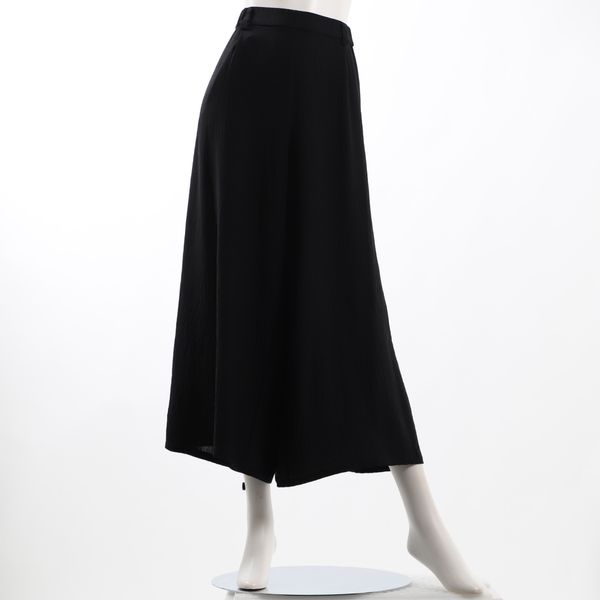 やわらかなシボ感のあるワイドパンツ