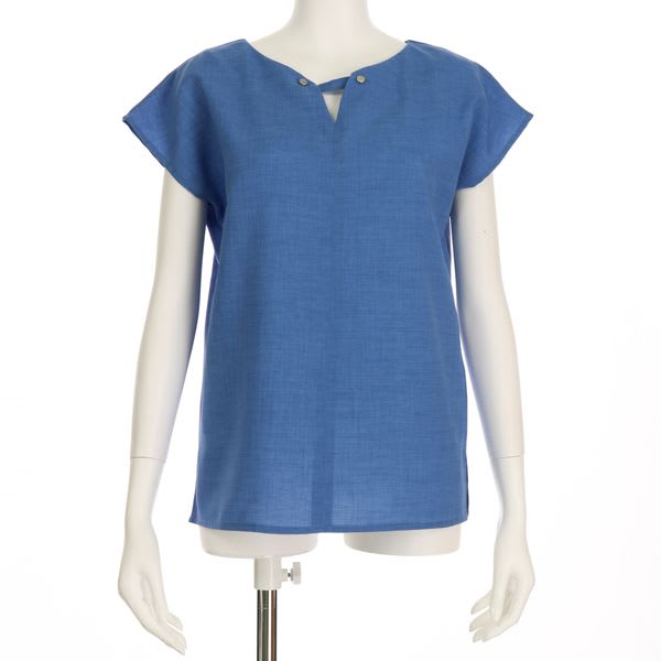 ネックラインアクセントブラウス