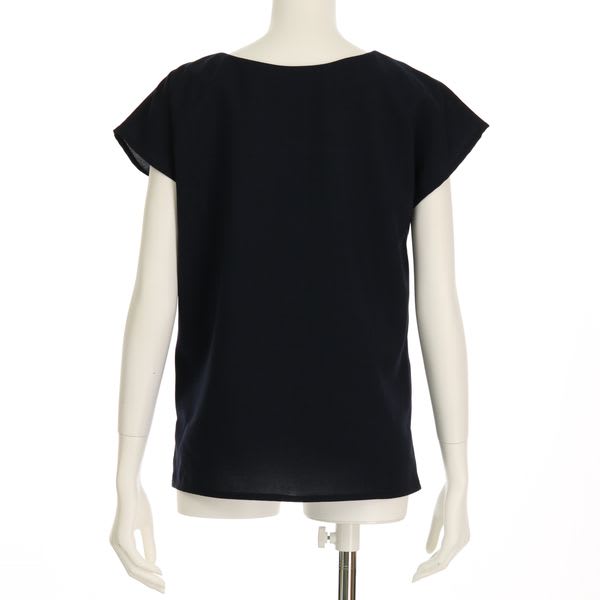 ネックラインアクセントブラウス