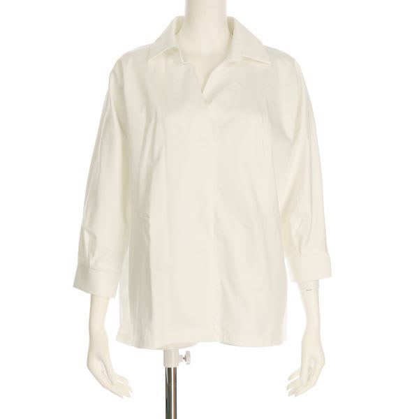 ざっくり開いたＶネックシャツ