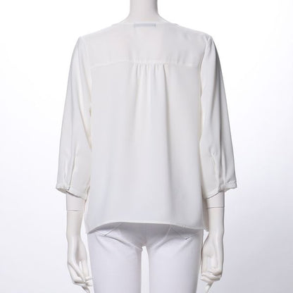 フロントボタンデザインVネックブラウス