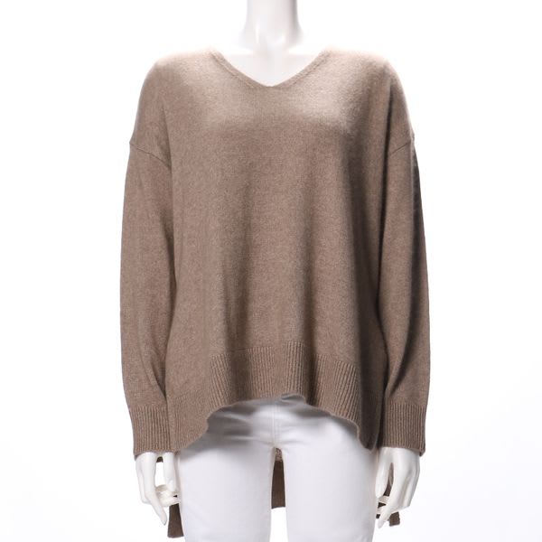 バックテールデザインVネックニット