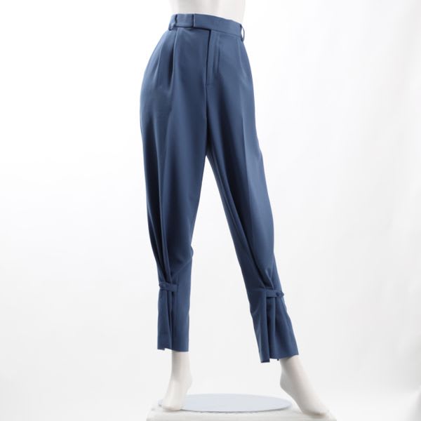 裾バックスリットタック入りテーパードパンツ