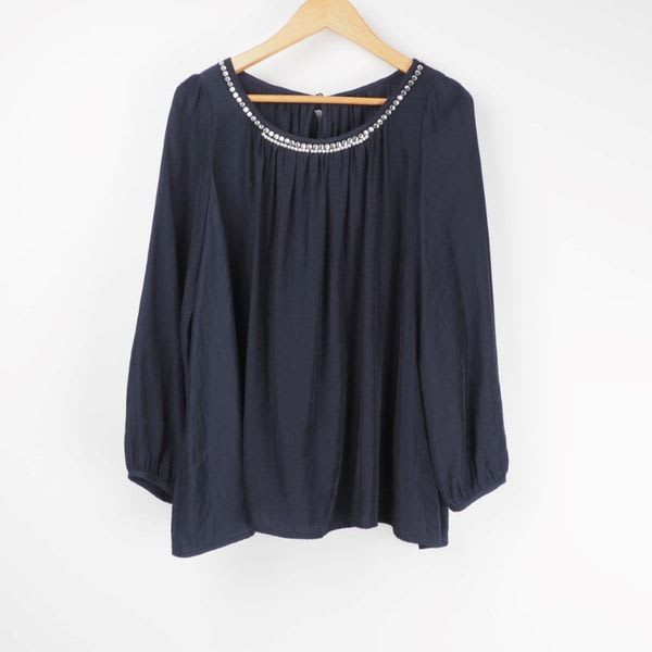 ビジューネックラインブラウス