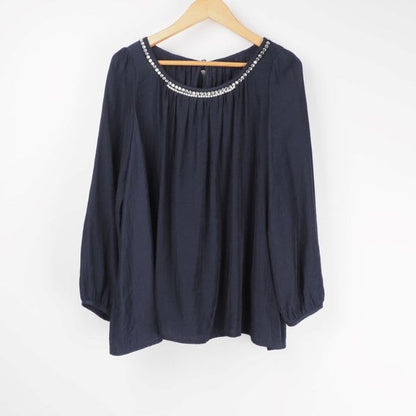 ビジューネックラインブラウス