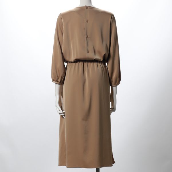 光沢感のあるウエストリボンのVネックワンピース