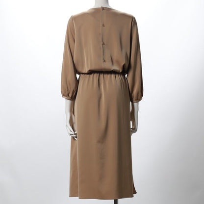 光沢感のあるウエストリボンのVネックワンピース