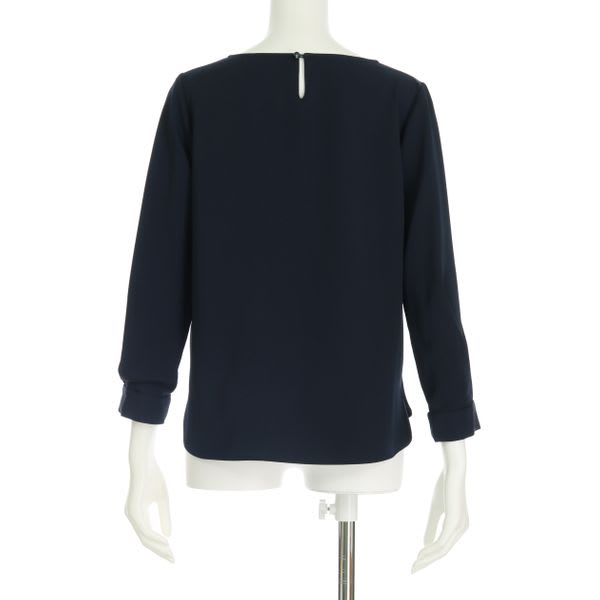 袖のタックVネックブラウス