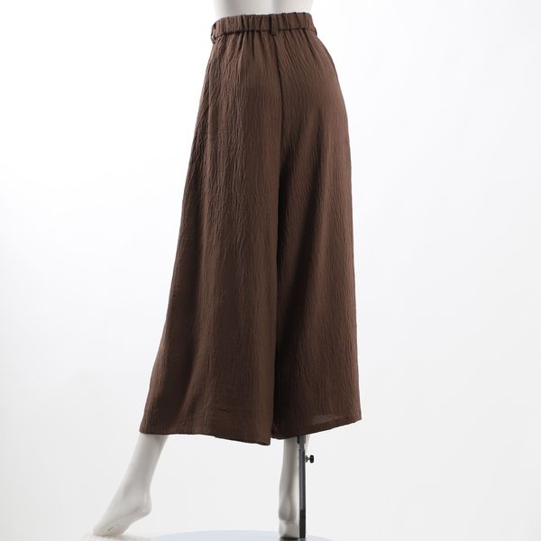 やわらかなシボ感のあるワイドパンツ
