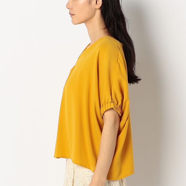 V字ネックラインブラウス