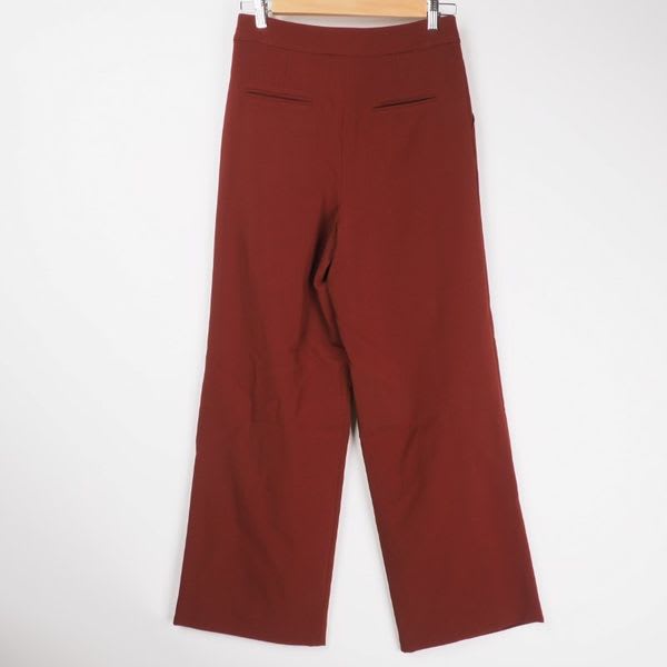 タック入りパンツ