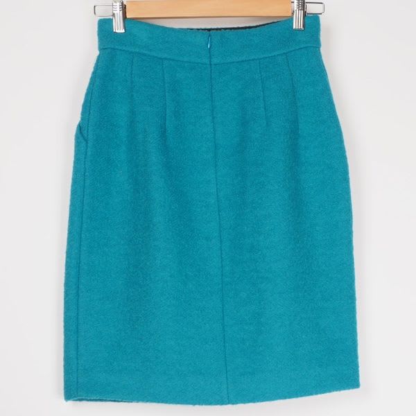 鮮やかなカラータイトスカート