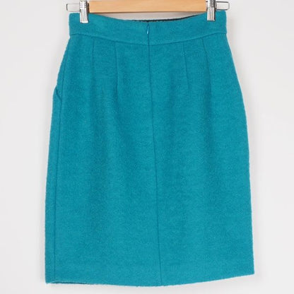 鮮やかなカラータイトスカート