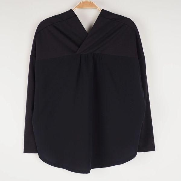 Vライン切り替えトップス