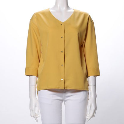 微光沢フロントボタンブラウス