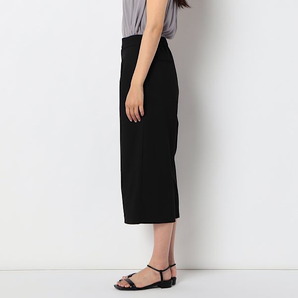 タック入りワイドパンツ