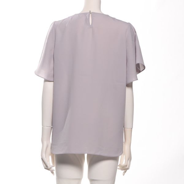 フロントデザインパールボタンVネックブラウス