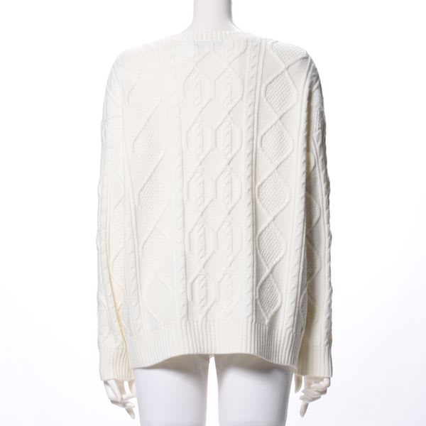 ケーブル編みクルーネックニット