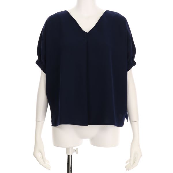 V字ネックラインブラウス