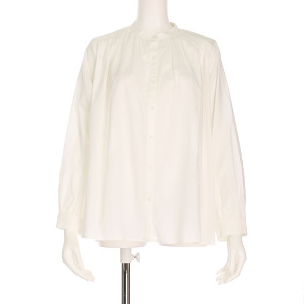 透け感のある長袖ブラウス