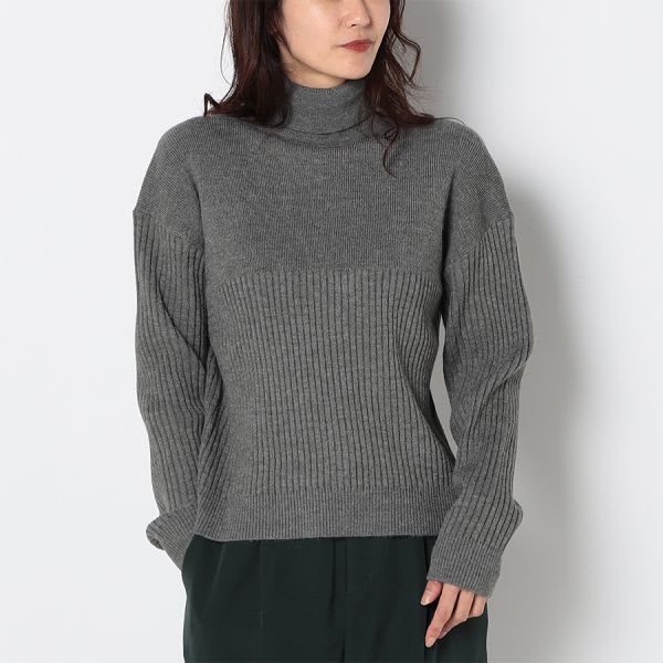 ドロップショルダータートルニット