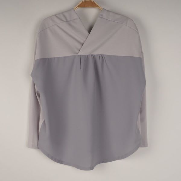 Vライン切り替えトップス