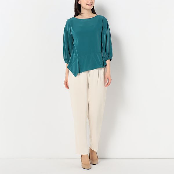 ダブルボタンタック入りテーパードパンツ