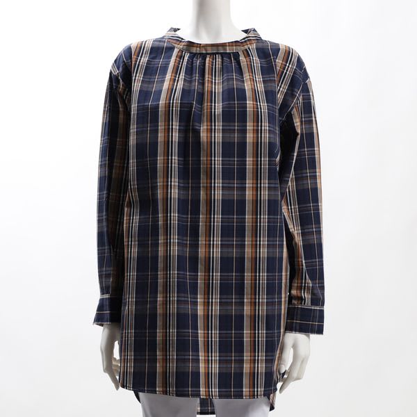 詰まったネックラインバックボタンブラウス