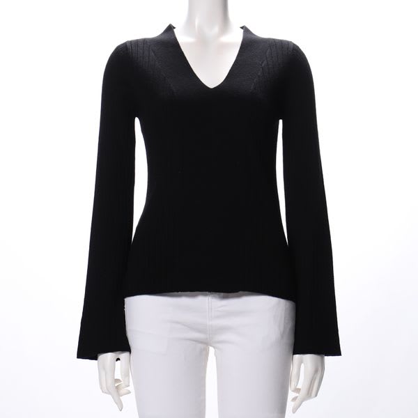 袖ボタン付きVネックニット