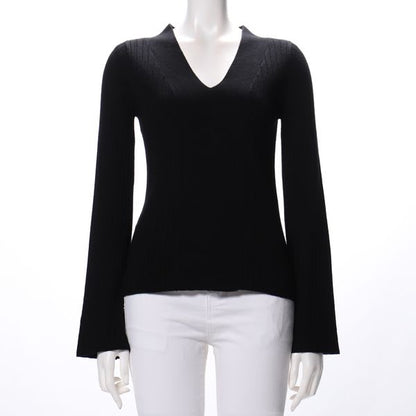 袖ボタン付きVネックニット