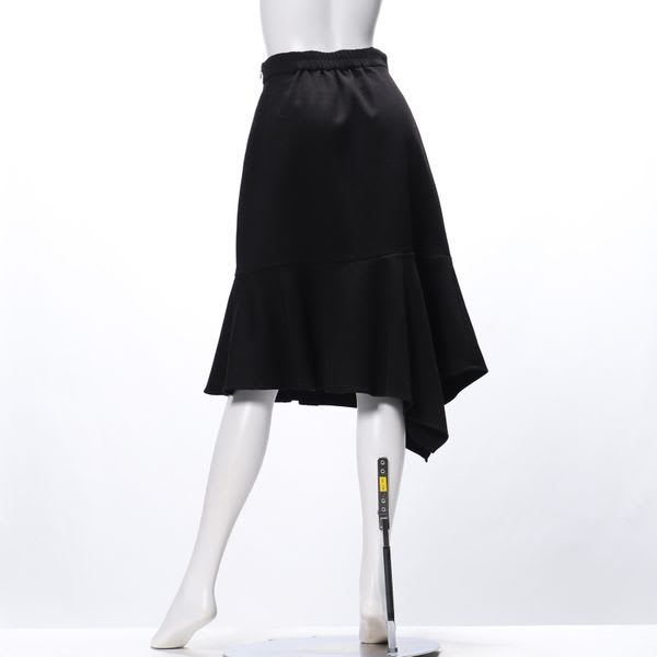 アシンメトリーヘムトランペットスカート
