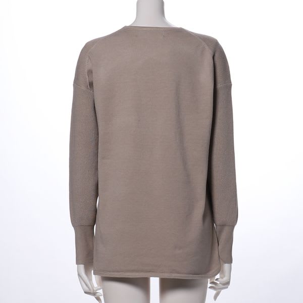 ゆったりシルエットVネックニット