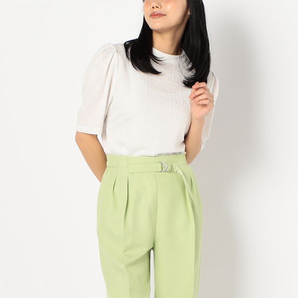 特徴のある表面感のパフスリーブブラウス