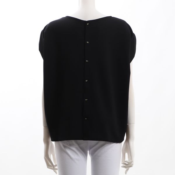 バックボタンラウンドネックブラウス