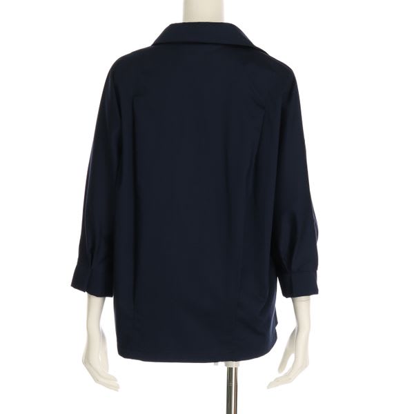 ざっくり開いたＶネックシャツ